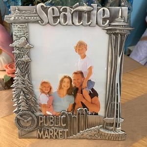 Beautifully detailed Seattle metal frame.